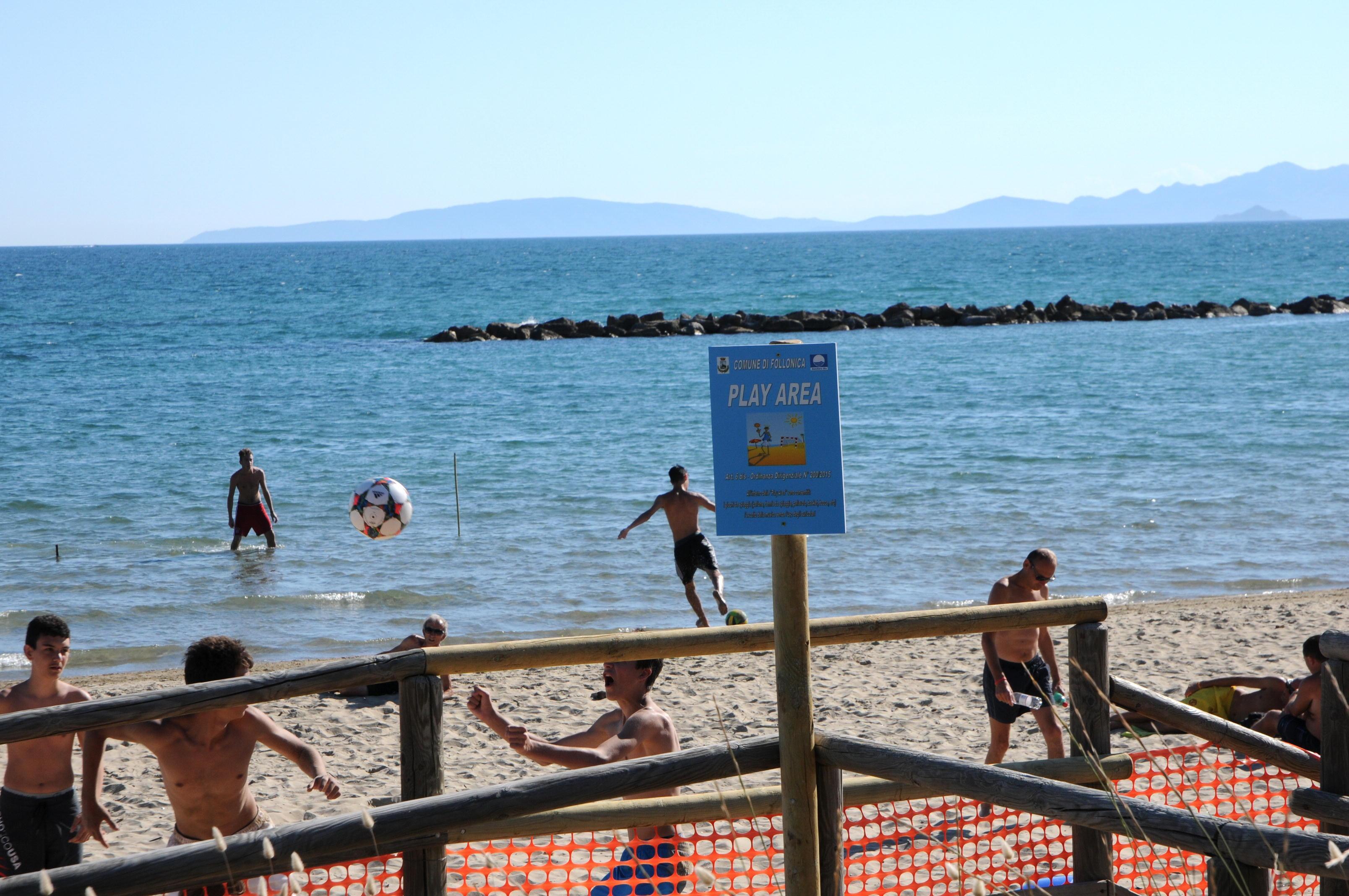 La Play Area di Follonica: un tratto di spiaggia dove si può giocare in libertà (foto Giorgio)