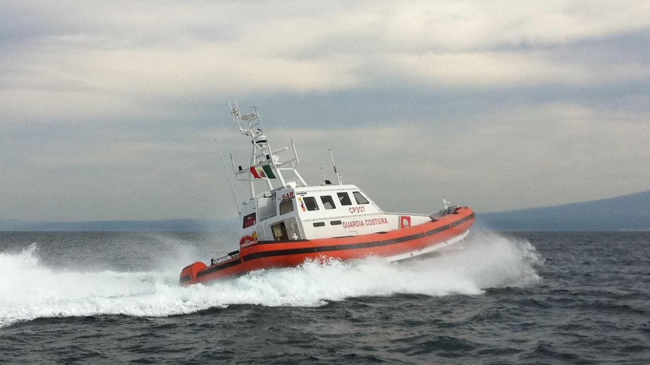 Una motovedetta della Capitaneria di Porto di Oristano pattuglia le coste
