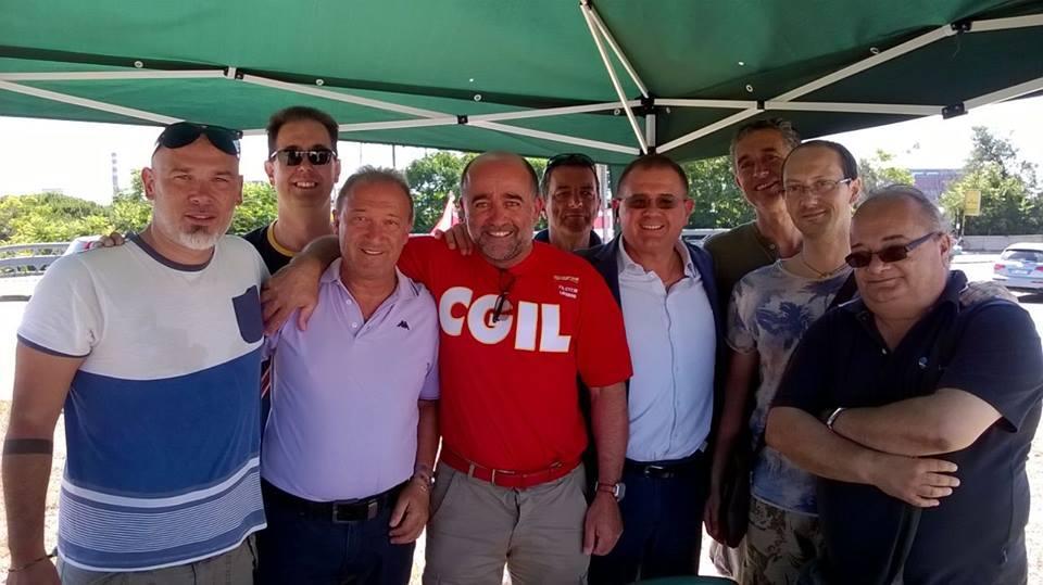 La gioia dei lavoratori Sol con il sindaco