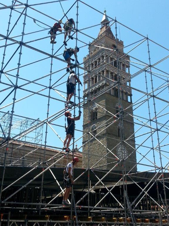 Operai al lavoro in piazza Duomo per il Pistoia Festival 