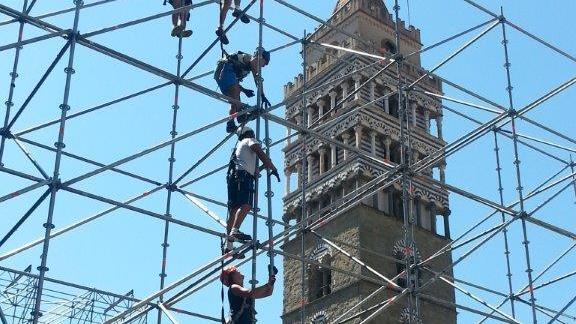 Operai al lavoro in piazza Duomo per il Pistoia Festival