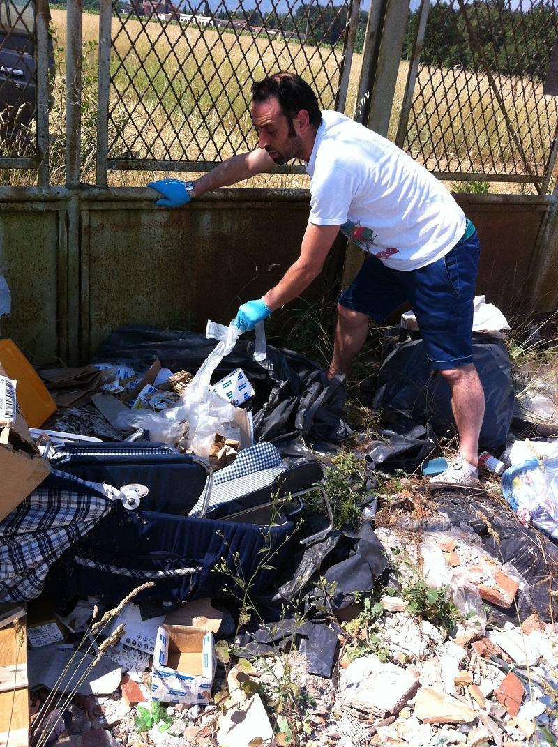 L'assessore Balduini nella discarica abusiva a BAdia Pozzeveri