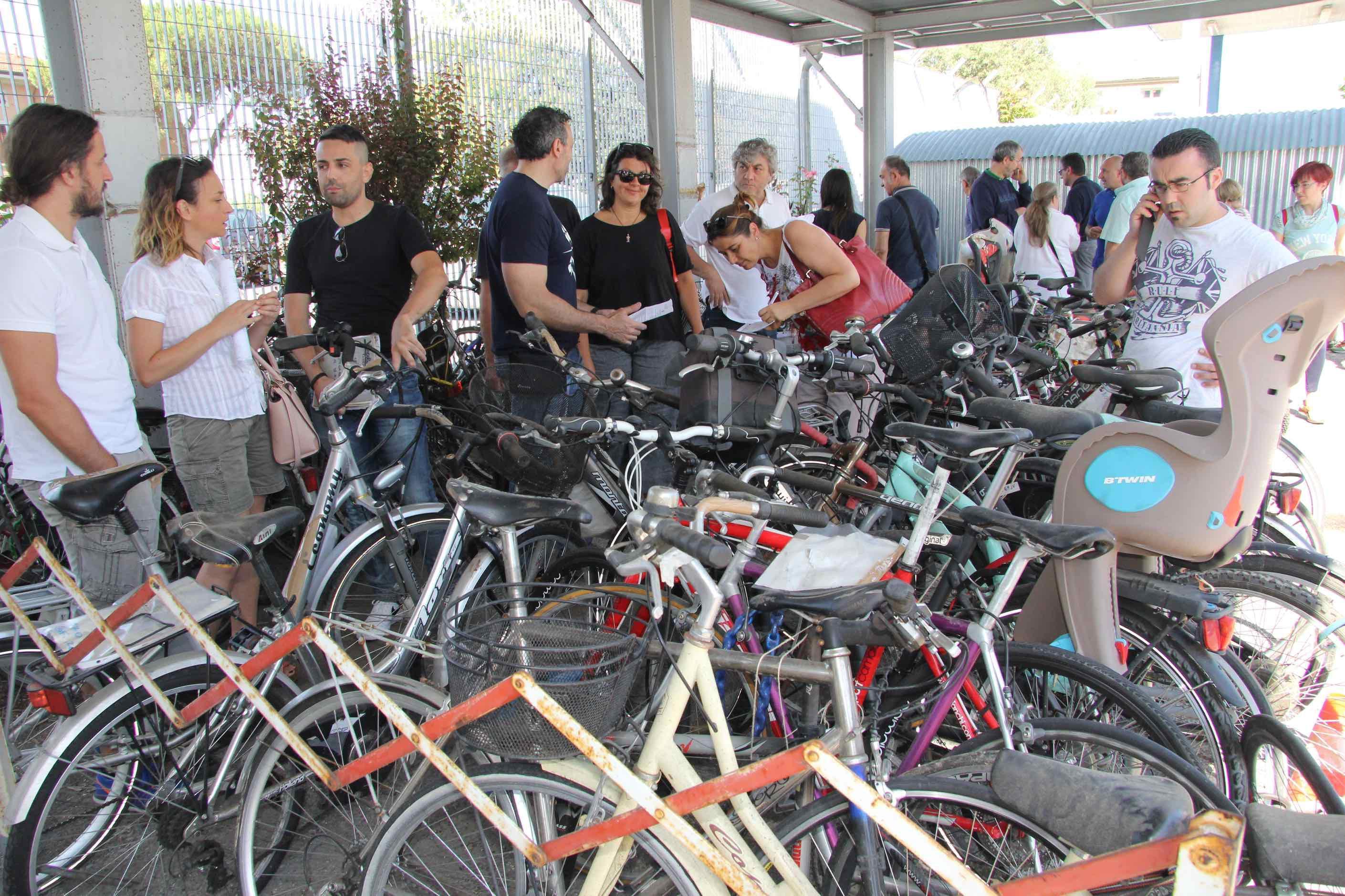 Tante persone sono arrivate in Questura per ritrovare le proprie biciclette rubate