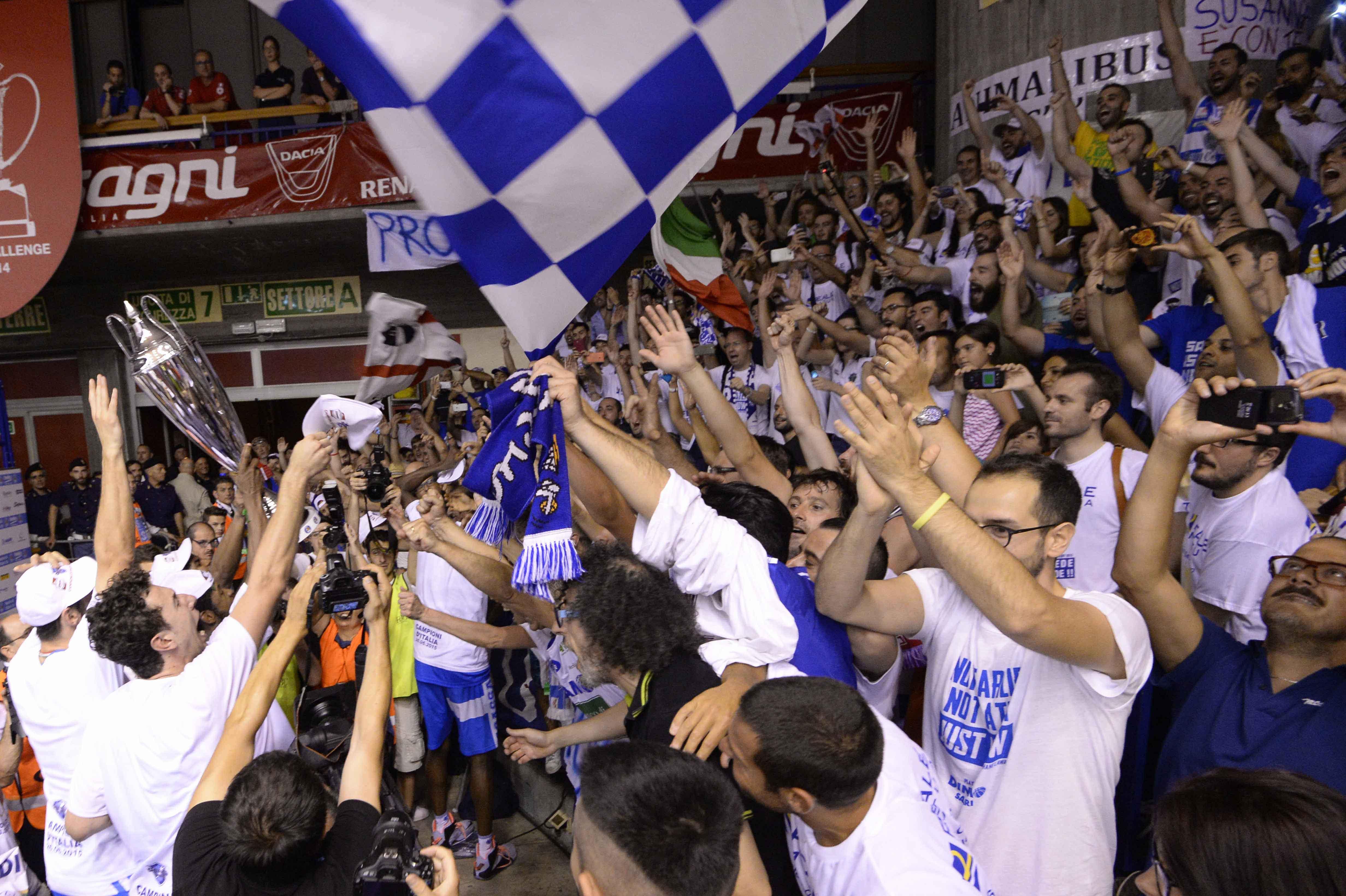 La festa dei tifosi di Sassari a Reggio Emilia