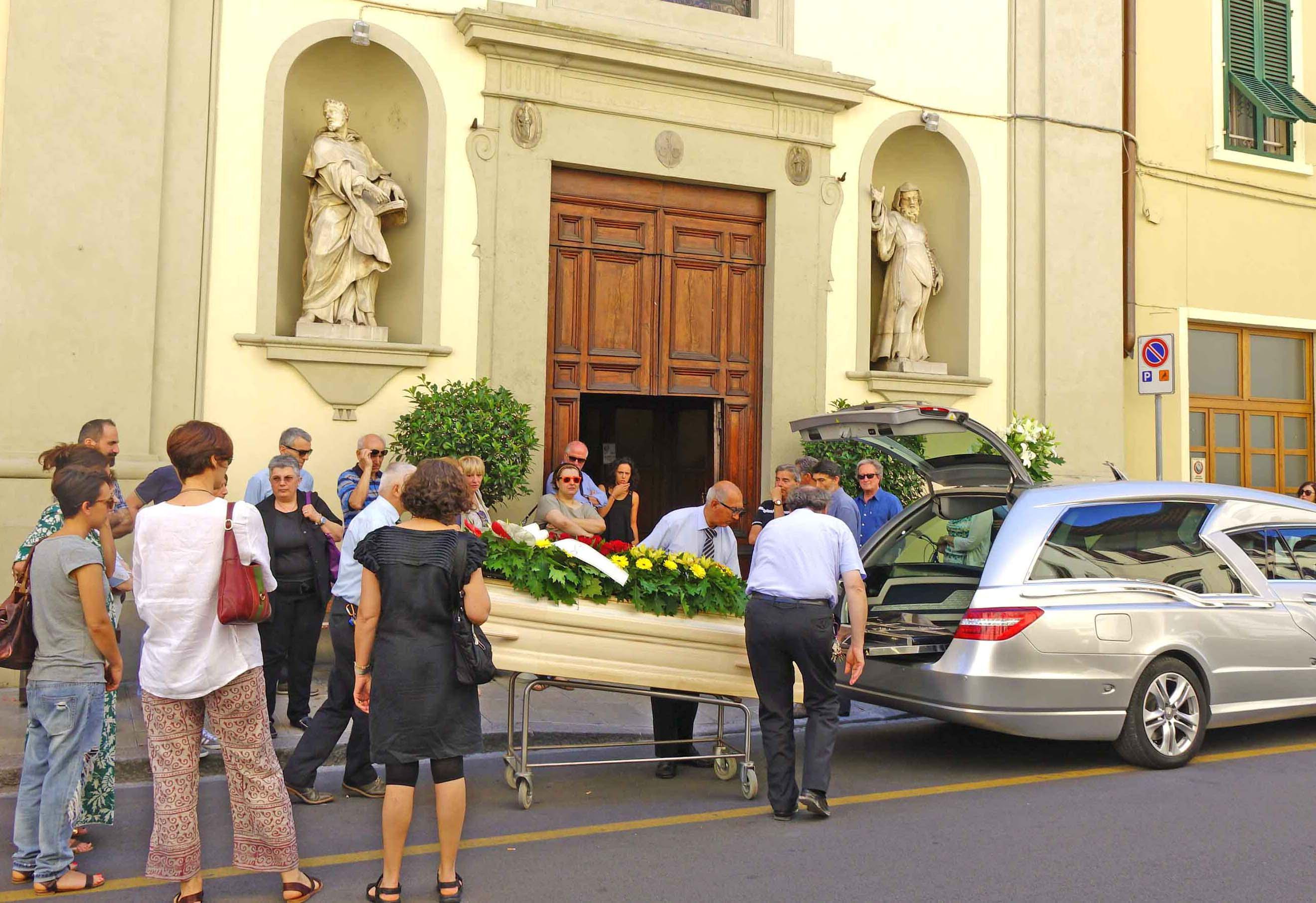 La salma all'uscita dalla Misericordia dopo la cerimonia funebre (foto Gori)
