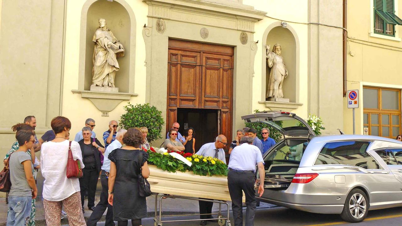 La salma all'uscita dalla Misericordia dopo la cerimonia funebre (foto Gori)