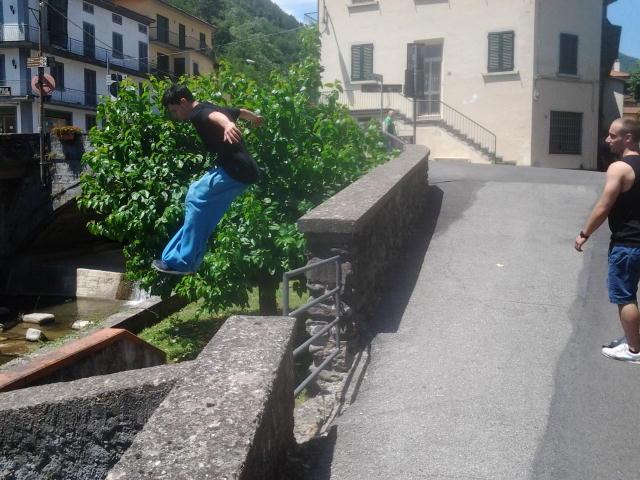 Un ragazzo durante il percorso di parkour a XtremeValley a Vernio (foto Agrati)