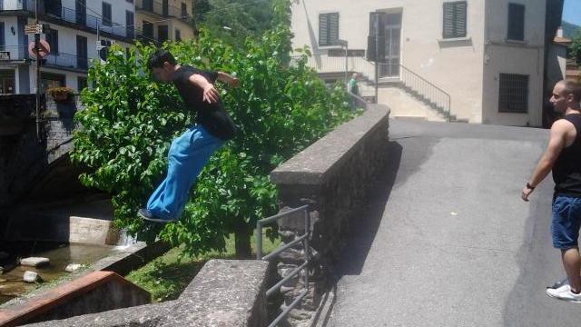 Un ragazzo durante il percorso di parkour a XtremeValley a Vernio (foto Agrati)