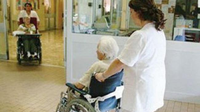 Un'operatrice sanitaria al lavoro in una residenza per anziani (foto d'archivio)