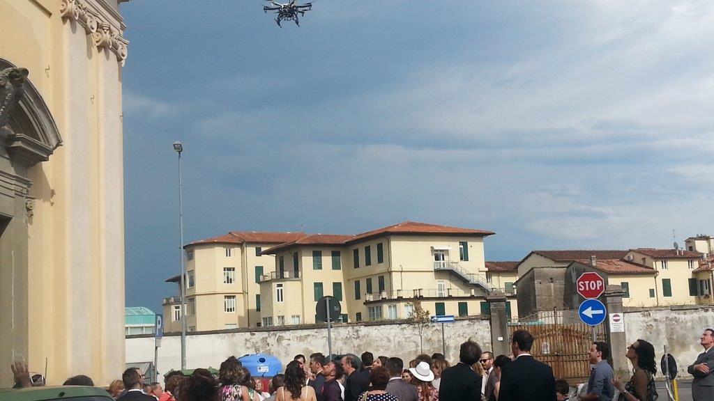 Il drone filma dall'alto l'uscita degli sposi dalla chiesa del Carmine