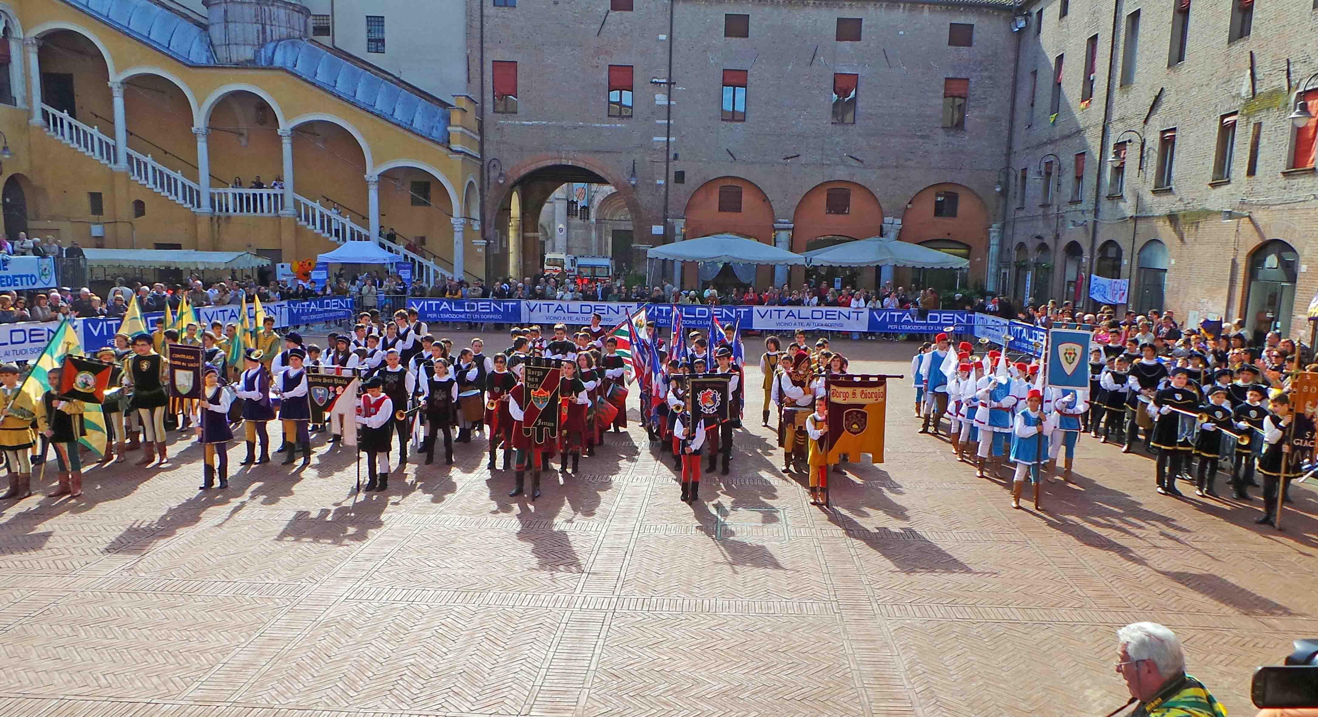 Le squadre dei giovani sbandieratori ferraresi