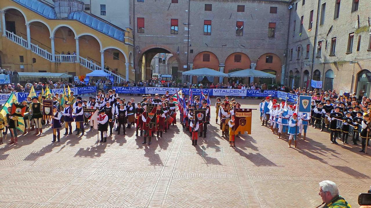 Le squadre dei giovani sbandieratori ferraresi