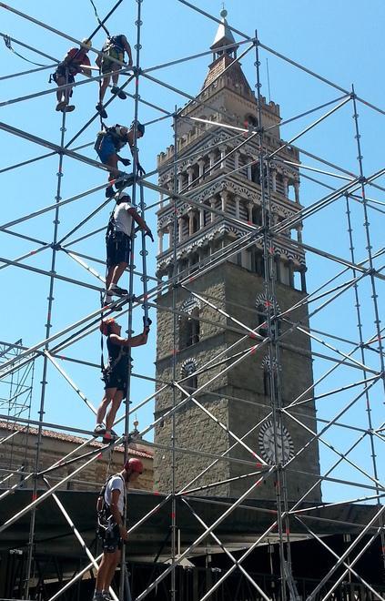 Gli operai al lavoro nell'allestimento del palcoscenico e delle tribune in piazza Duomo