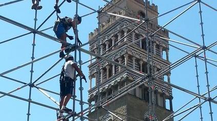 Gli operai al lavoro nell'allestimento del palcoscenico e delle tribune in piazza Duomo