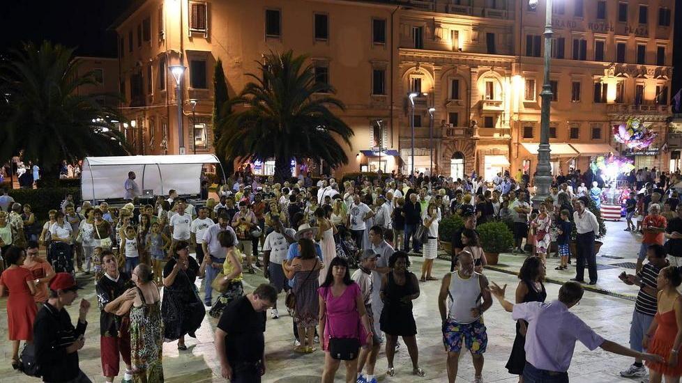 La gente in piazza del popolo per il compleanno 2014 di Montecatini (Foto Nucci)