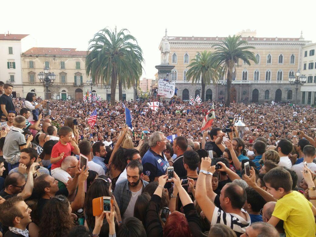 L'arrivo della Dinamo in piazza d'Italia: al centro della foto coach Meo Sacchetti
