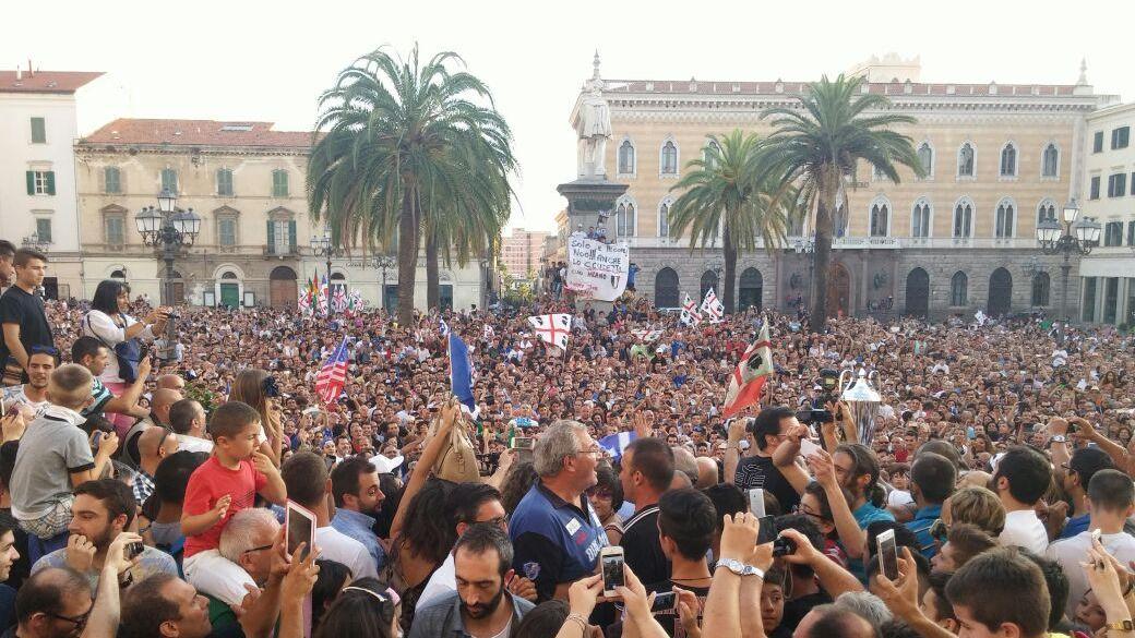 L'arrivo della Dinamo in piazza d'Italia: al centro della foto coach Meo Sacchetti