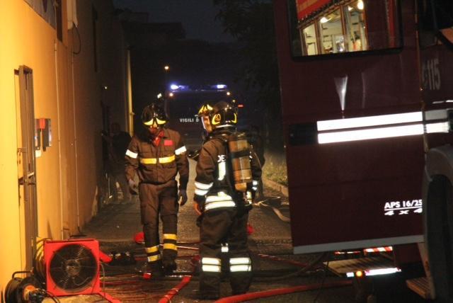 I vigili del fuoco in via Galcianese (foto Batavia)