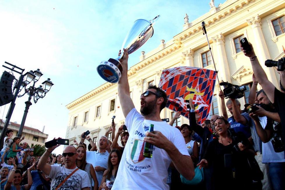 Il capitano Manuel Vanuzzo festeggia lo scudetto con i 10mila in piazza d'Italia