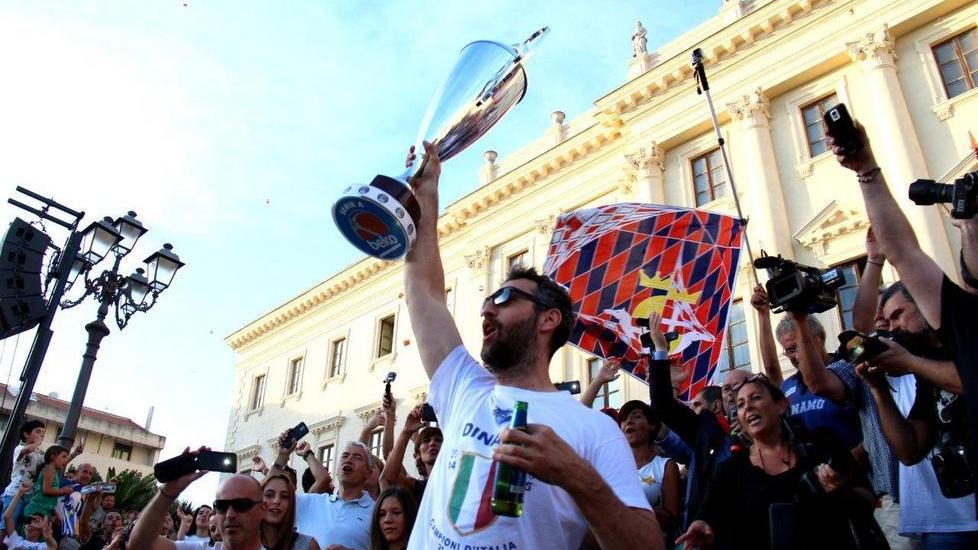 Il capitano Manuel Vanuzzo festeggia lo scudetto con i 10mila in piazza d'Italia