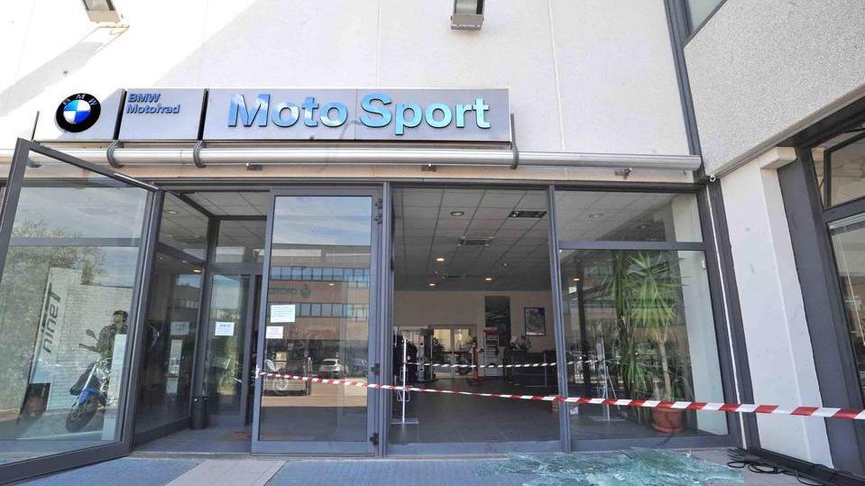 Furto con spaccata al concessionario Bmw