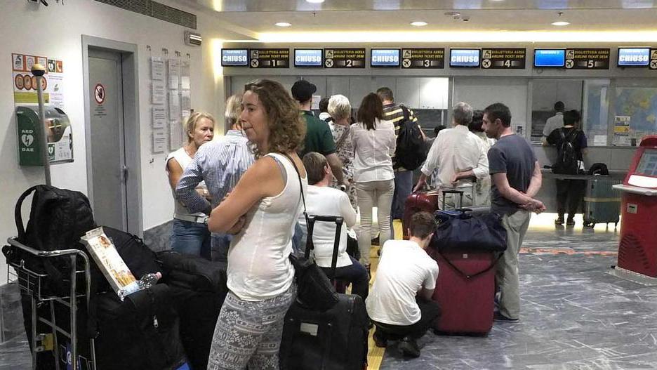 La funzionaria della dogana è troppo zelante, addio aereo