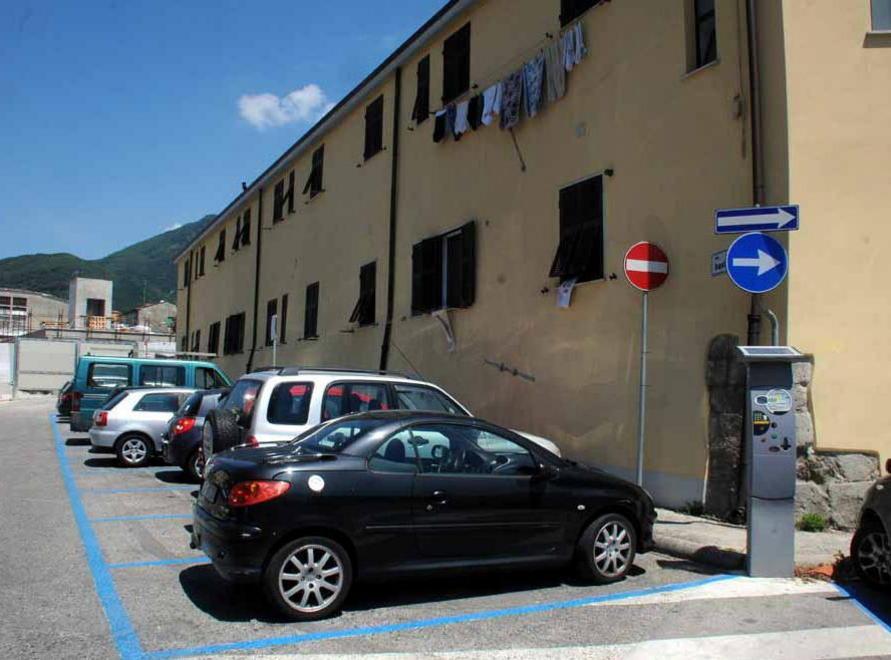 Palazzo circondato da stalli blu, ma senza diritto di parcheggio 