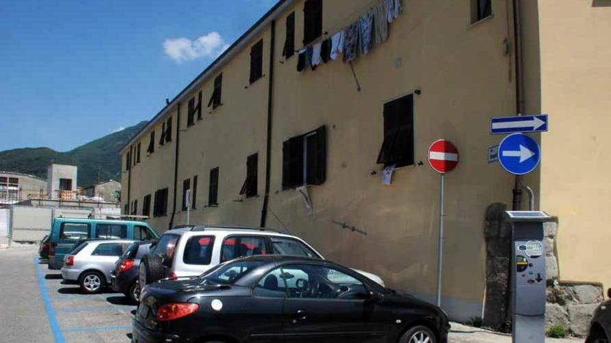 Palazzo circondato da stalli blu, ma senza diritto di parcheggio