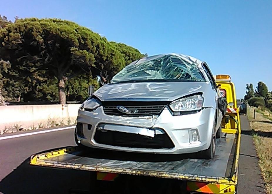 Auto si ribalta in strada, donna perde un braccio 