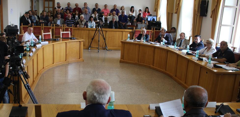Il sindaco distribuisce le deleghe ai consiglieri 