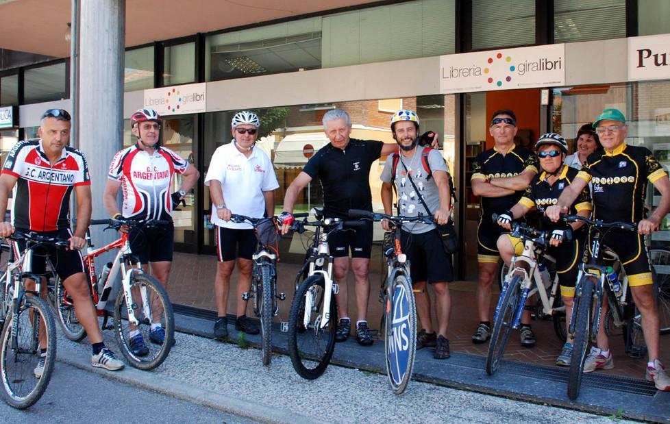 Il Gruppo ciclistico a supporto del Giro d’Italia in 80 librerie