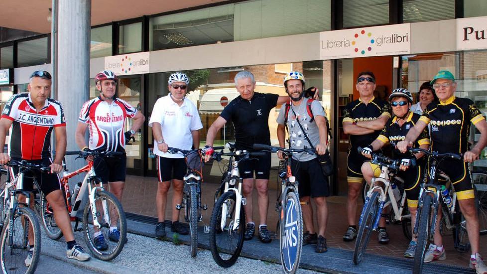 Il Gruppo ciclistico a supporto del Giro d’Italia in 80 librerie