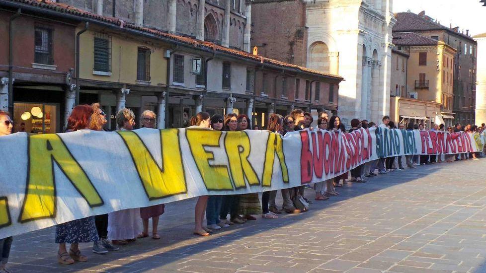 Un lungo striscione colorato «Renzi, quattro in condotta»