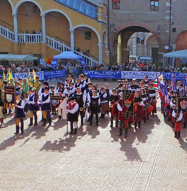 Piccoli sbandieratori in gara 