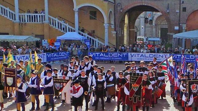 Piccoli sbandieratori in gara