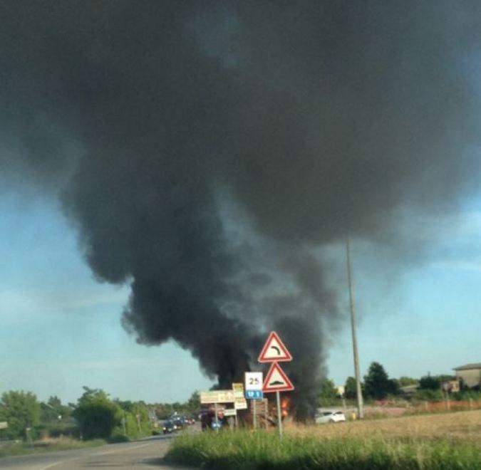 A fuoco una mietitrebbia, fumo e paura 