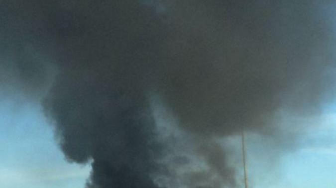 A fuoco una mietitrebbia, fumo e paura