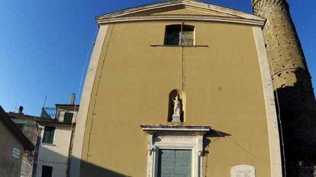 Rubati gli antichi gradini della chiesa di Caprigliola