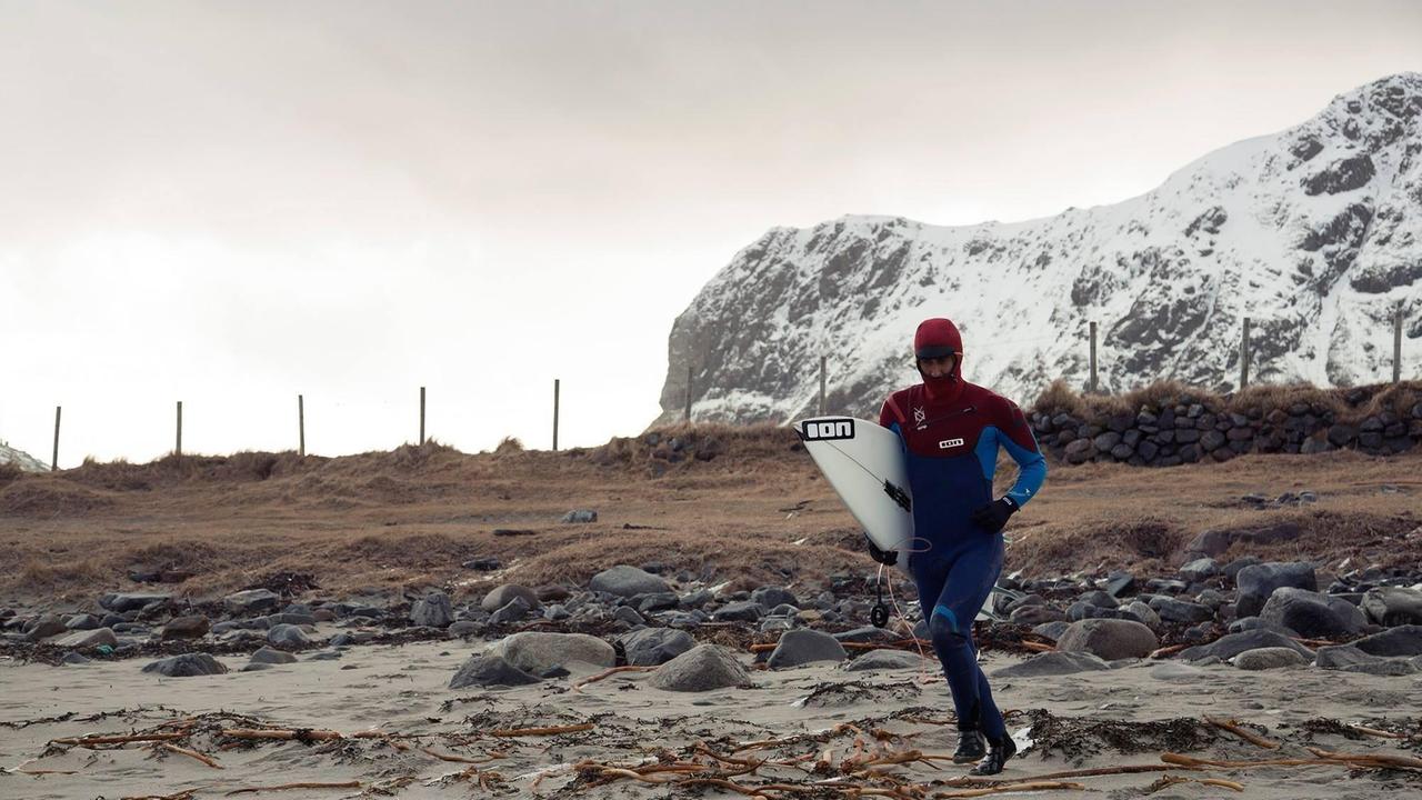 Alessandro Piu impegnato nella sua impresa surfistica in Norvegia