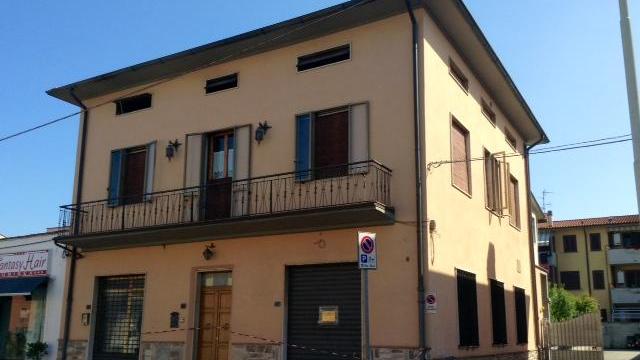 La palazzina recintata e chiusa dopo l'incendio sul tetto (foto Batavia)