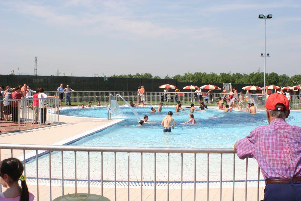 Colto da malore, paura in piscina 