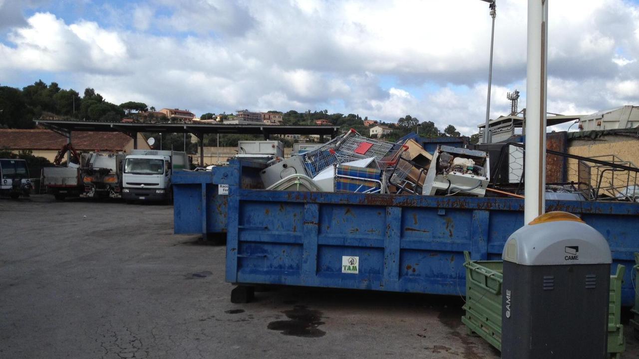 Rifiuti nel deposito dell’Esa di Portoferraio