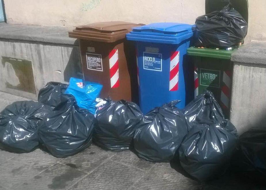 Centro “tappezzato” di sacchi neri 