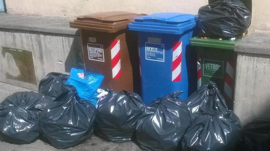 Centro “tappezzato” di sacchi neri