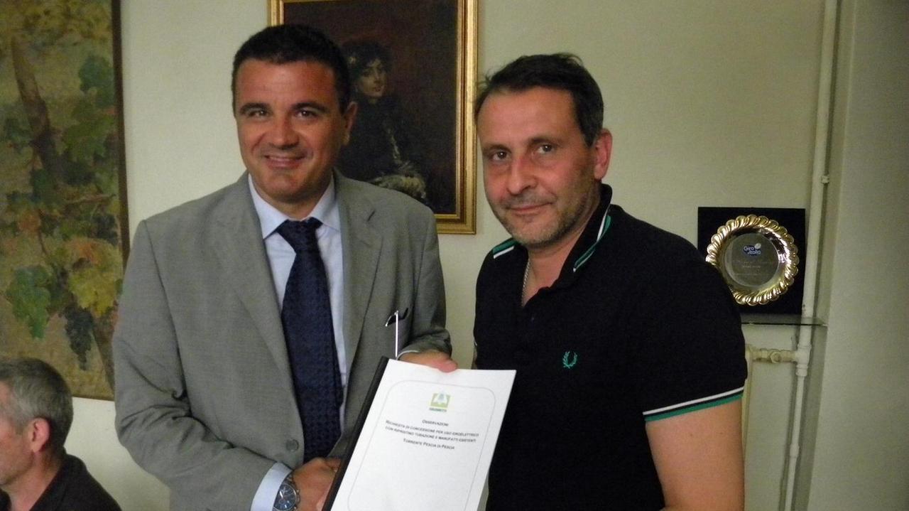 Tropiano (a sinistra) consegna le osservazioni al sindaco Giurlani