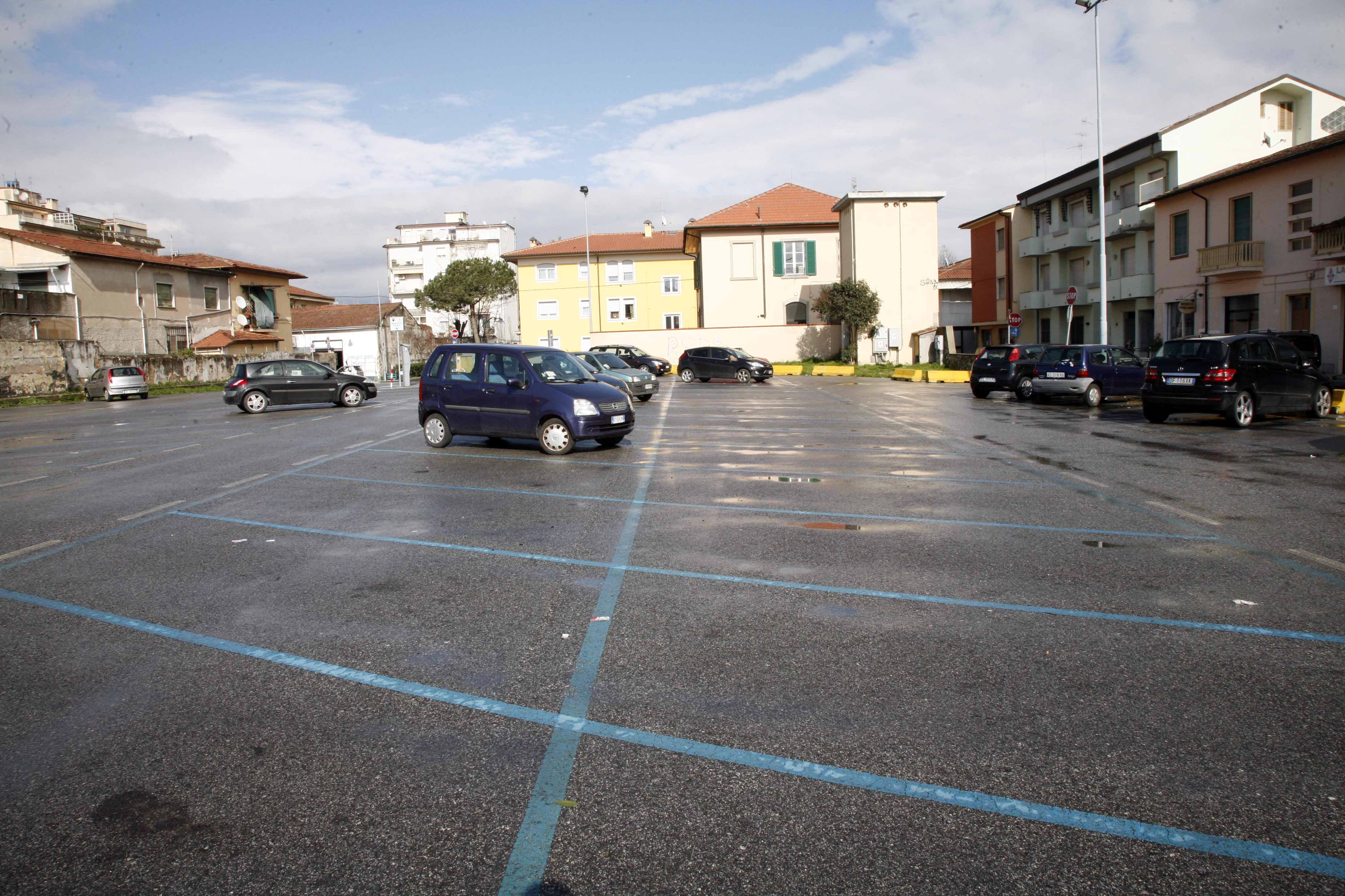 Il parcheggio dell'ex gasometro in centro città. Il park multipiano previsto e progettato è rimasto sulla carta