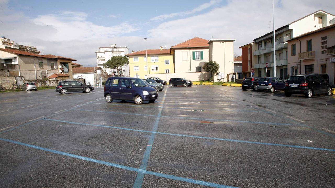 Il parcheggio dell'ex gasometro in centro città. Il park multipiano previsto e progettato è rimasto sulla carta