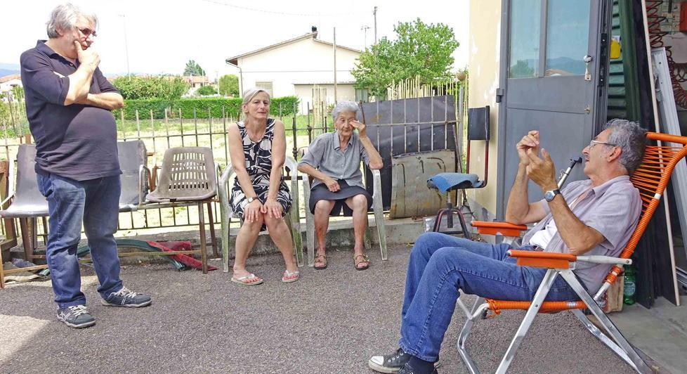 Tea Fabbri (al centro) racconta la rapina subìta (foto Gori)