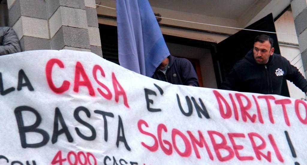 Una protesta contro sfratti e sgomberi (foto d'archivio)