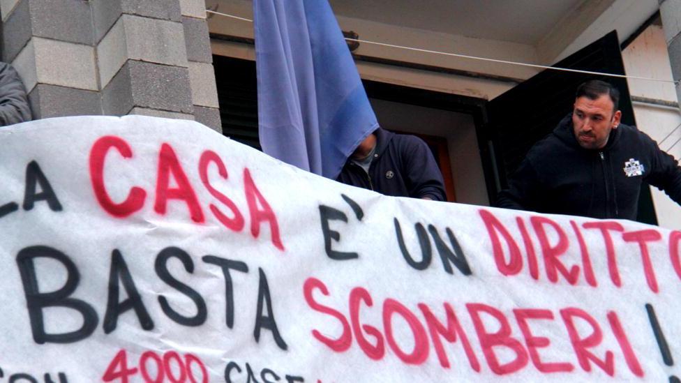 Una protesta contro sfratti e sgomberi (foto d'archivio)